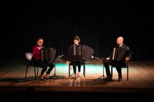 A foto mostra o trio Tcheco de Acordeon se apresentando no Centro Cultural da Penha.