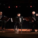 A foto mostra o trio Tcheco de Acordeon se apresentando no Centro Cultural da Penha.