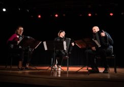 A foto mostra o trio Tcheco de Acordeon se apresentando no Centro Cultural da Penha.
