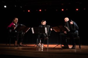 A foto mostra o trio Tcheco de Acordeon se apresentando no Centro Cultural da Penha.