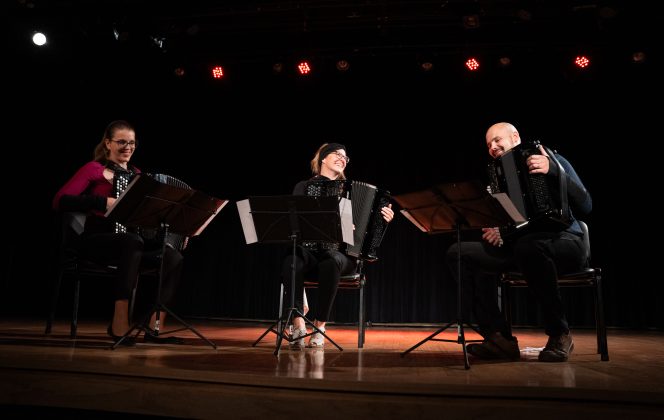 A foto mostra o trio Tcheco de Acordeon se apresentando no Centro Cultural da Penha.