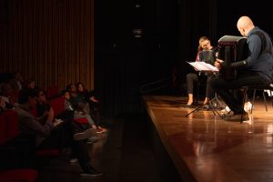 A foto mostra o trio Tcheco de Acordeon se apresentando no Centro Cultural da Penha.