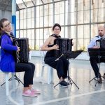 A foto mostra o trio Tcheco de Acordeon se apresentando na Fundação CASA.