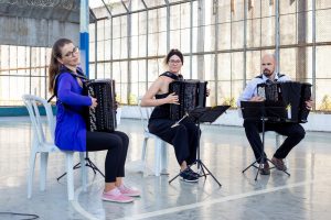 A foto mostra o trio Tcheco de Acordeon se apresentando na Fundação CASA.